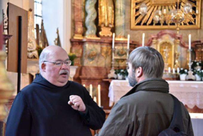Clemens Wittmann OSB, der jetzige Einsiedler, im Gespräch mit Besuchern.