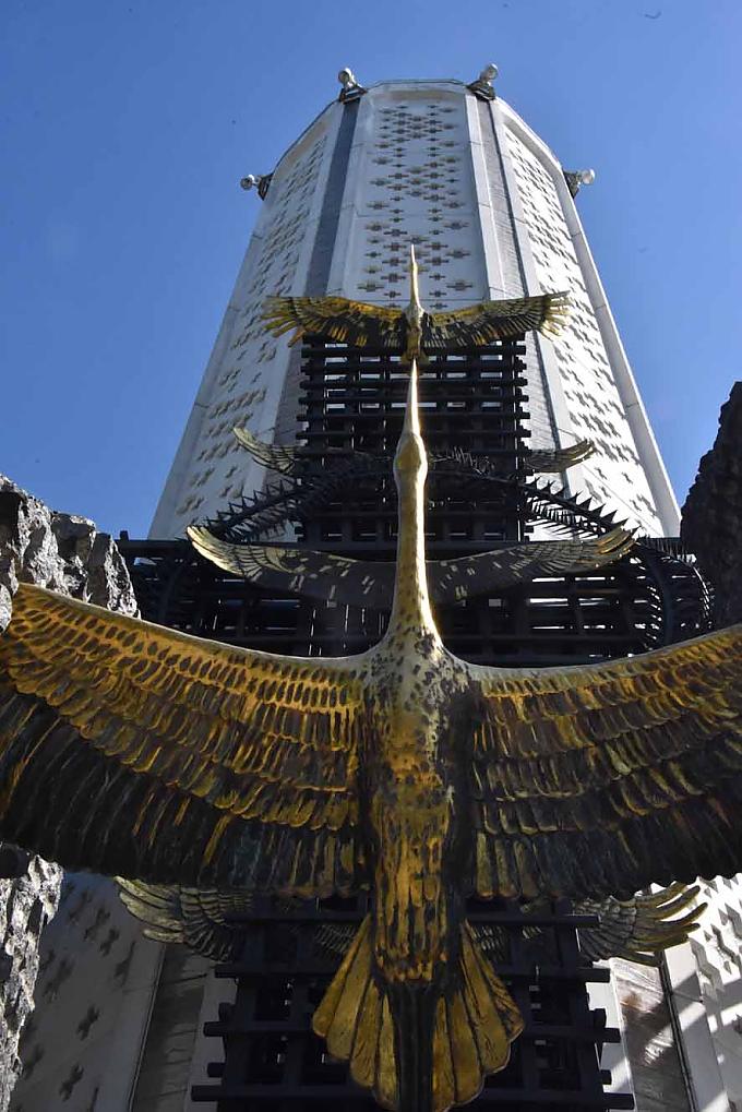 Am Ende der Allee ragt ein 30 Meter hoher Turm in Form einer Kerze in den Himmel. 