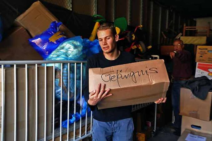 Preslav Petrov hilft beim Verladen der Hilfsgüter