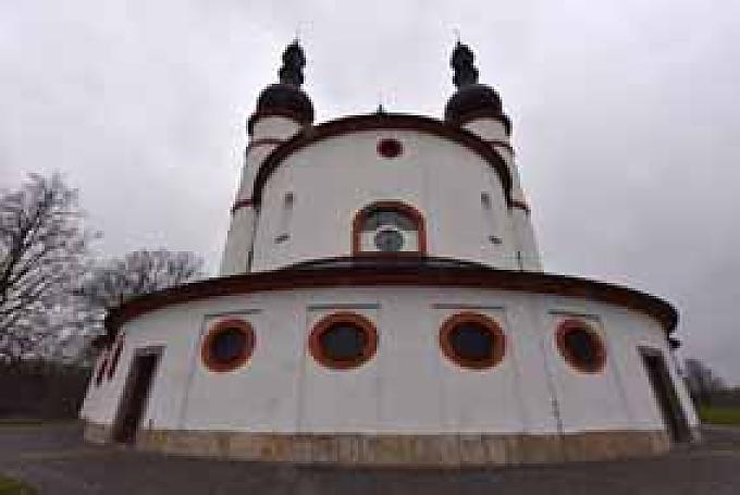 Dreieinigkeit in Stein gemeißelt