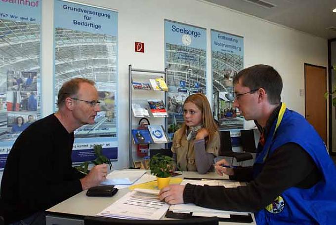 Mitarbeiter der Bahnhofsmission im Berliner Hauptbahnhof