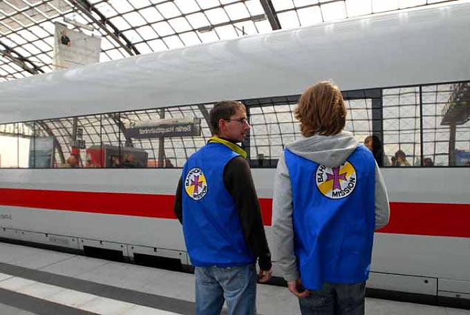 Mitarbeiter der Bahnhofsmission im Berliner Hauptbahnhof