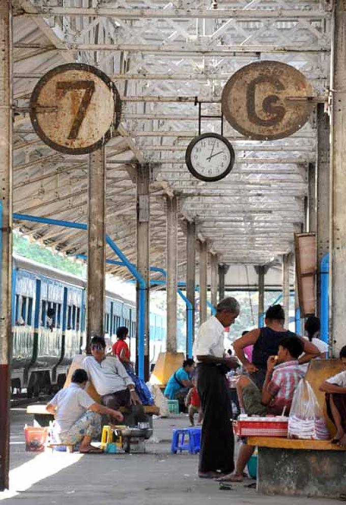 Wartende und Verkäufer auf dem Bahngleis am Hauptbahnhof