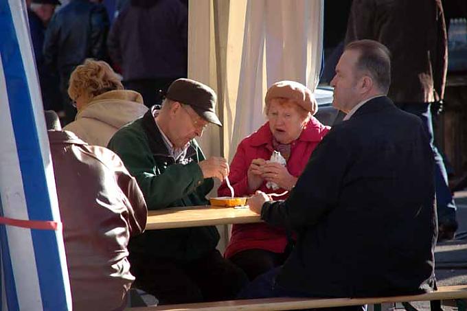  In den Sonnenstunden geniessen die Menschen die Sonnenstrahlen auf dem Weihnachtsmarkt