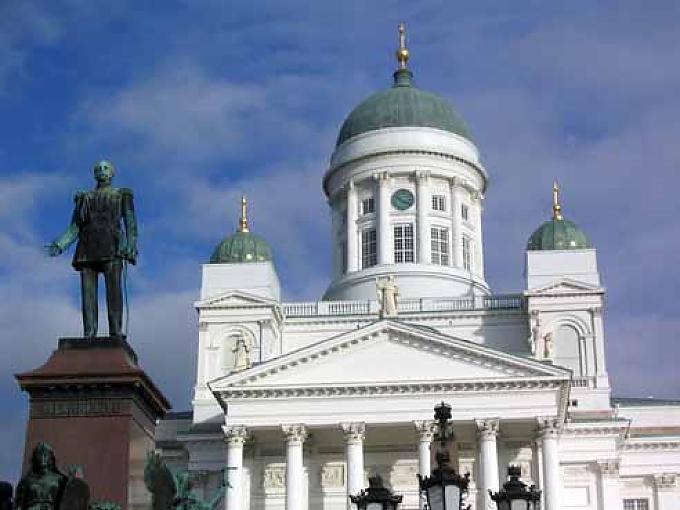  In den Sonnenstunden geniessen die Menschen die Sonnenstrahlen auf dem Weihnachtsmarkt