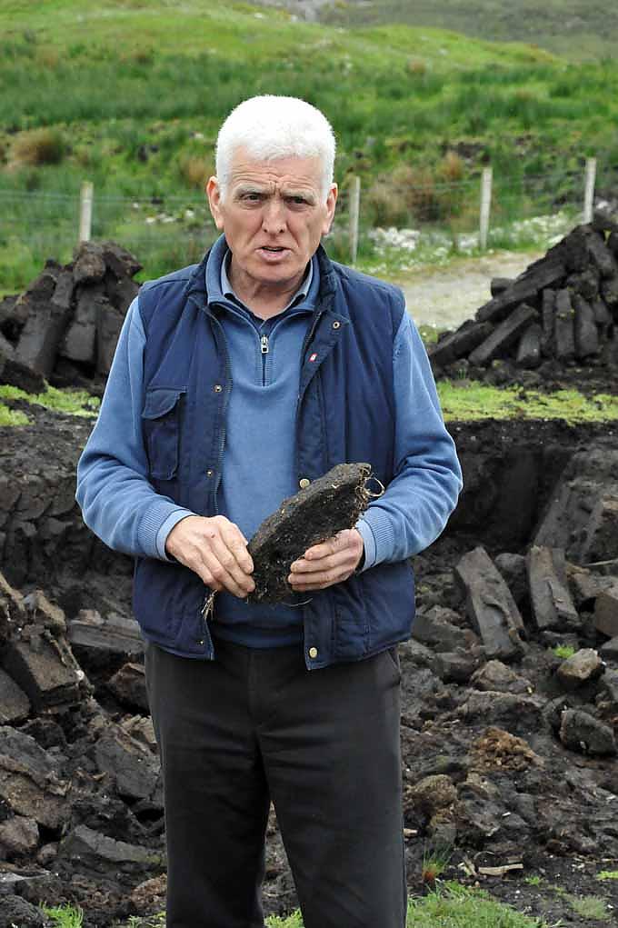 Martin Walsh beim Torfstechen