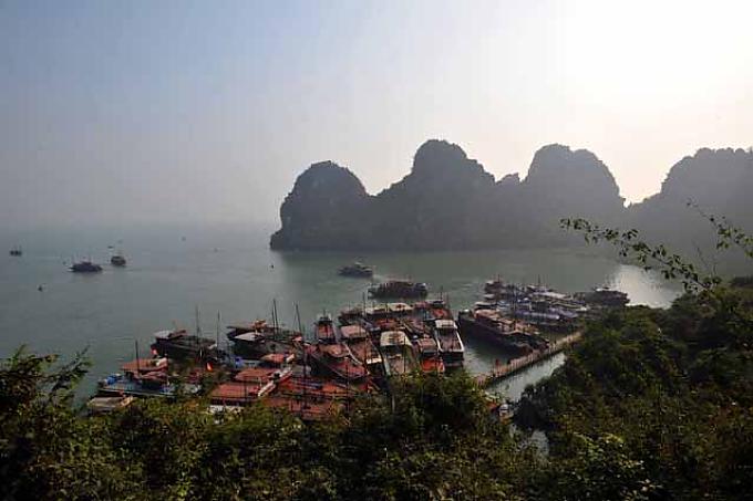 Boote in der Bucht der Insel Bohon