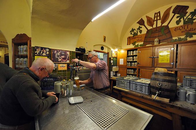 Besucher im Ausschank der Brauerei