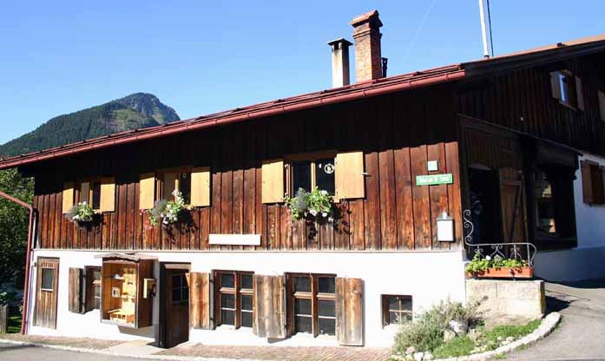 400 Jahre altes Haus und seit 100 Jahren Wagnereiwerkstatt mit Herstellung von Schlitten.