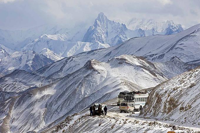 Padma und Tundup mit ihrem Trainer.