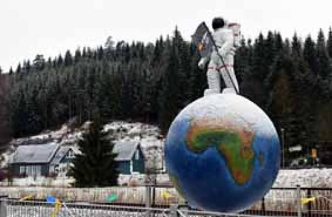 Astronaut auf einer Erdkugel vor der Deutschen Raumfahrtausstellung Morgenröthe-Rautenkranz.
