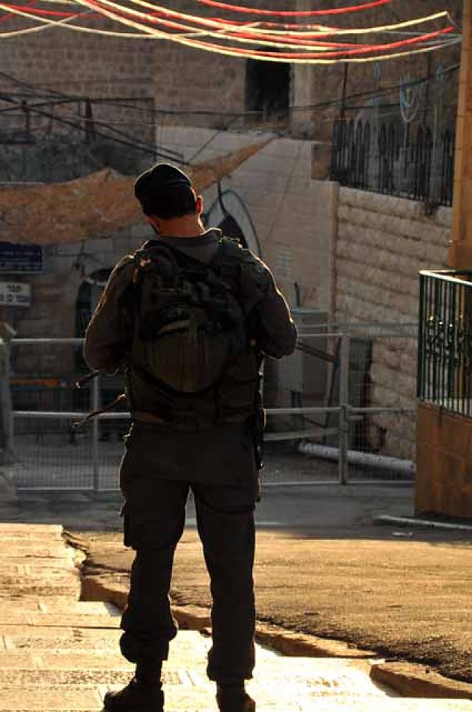 Israelischer Soldat in Hebron 