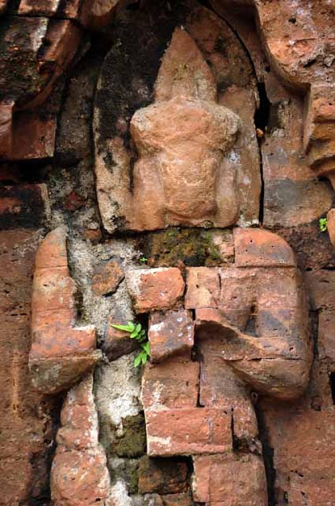 Darstellung einer Hindugottheit an der Außenwand eines Tempels