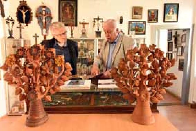 Museumsleiter Harald Geier führt Besucher durchs Museum.