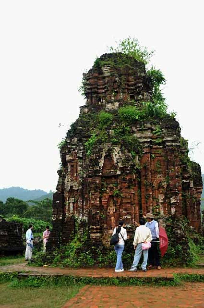 Darstellung einer Hindugottheit an der Außenwand eines Tempels