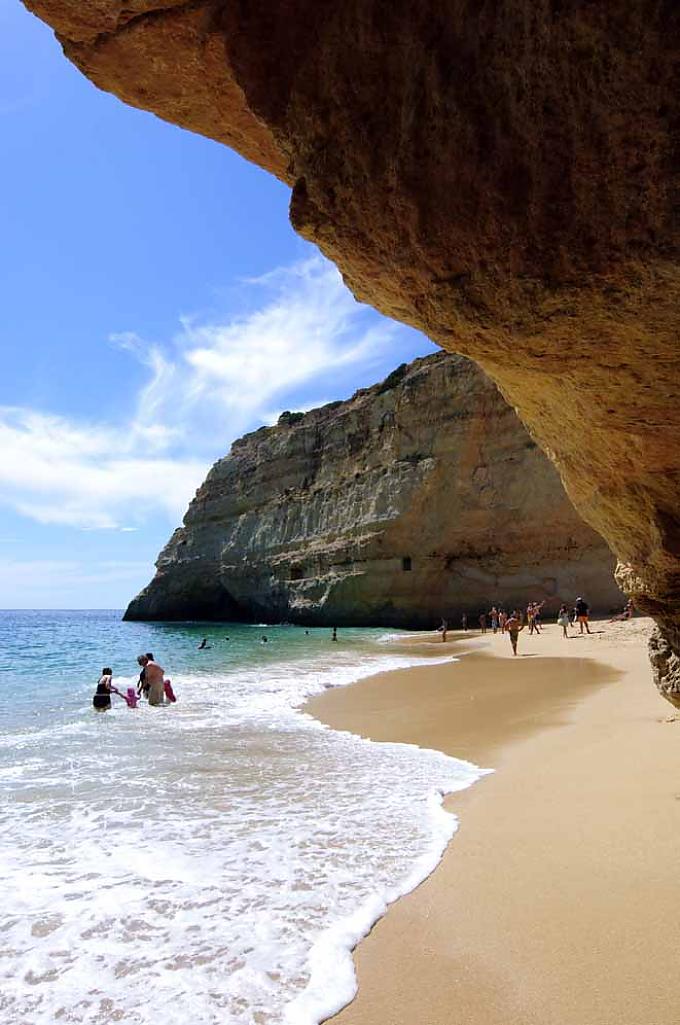Boote am Strand in Carvoeiro an der Algarve