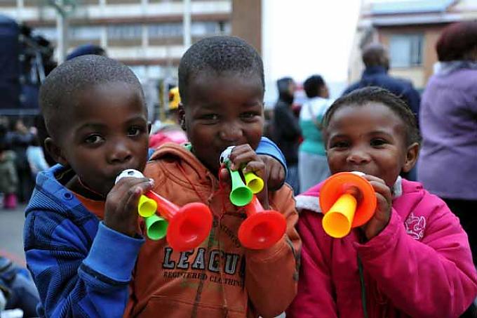 Vorfreude auf die Fußball-WM: Kinder blasen während einer Veranstaltung zur Auslosung der Gruppen in Trompeten