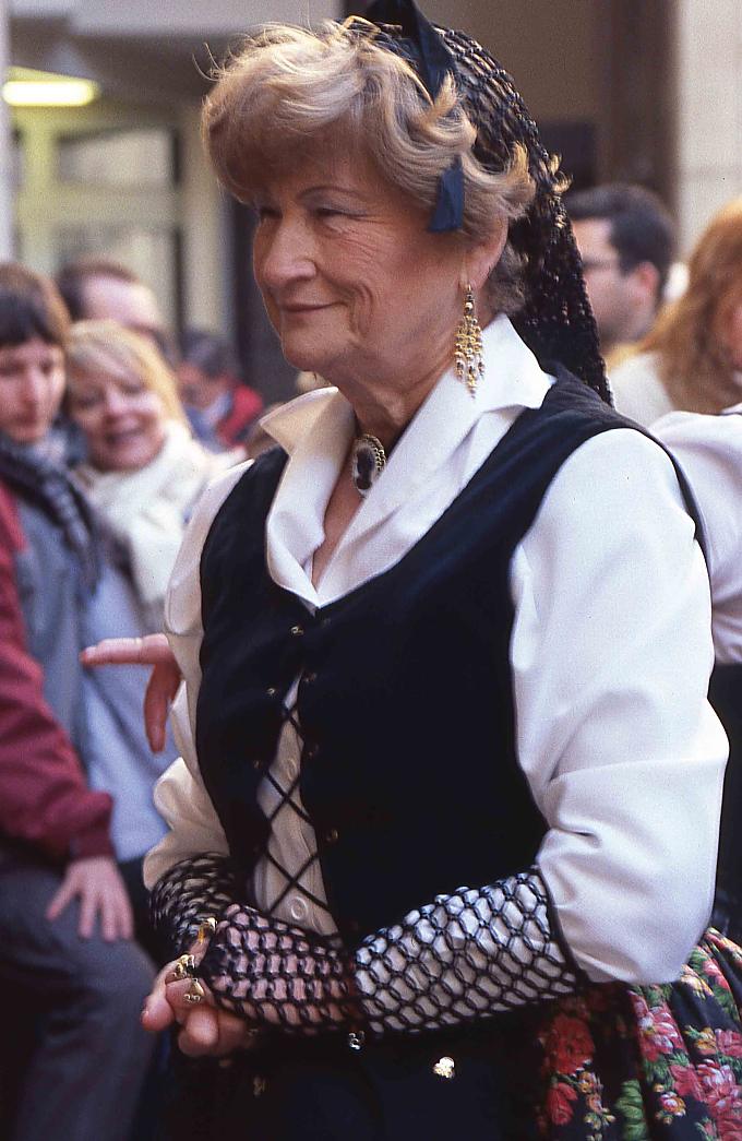 Eine Frau in katalanischer Tracht