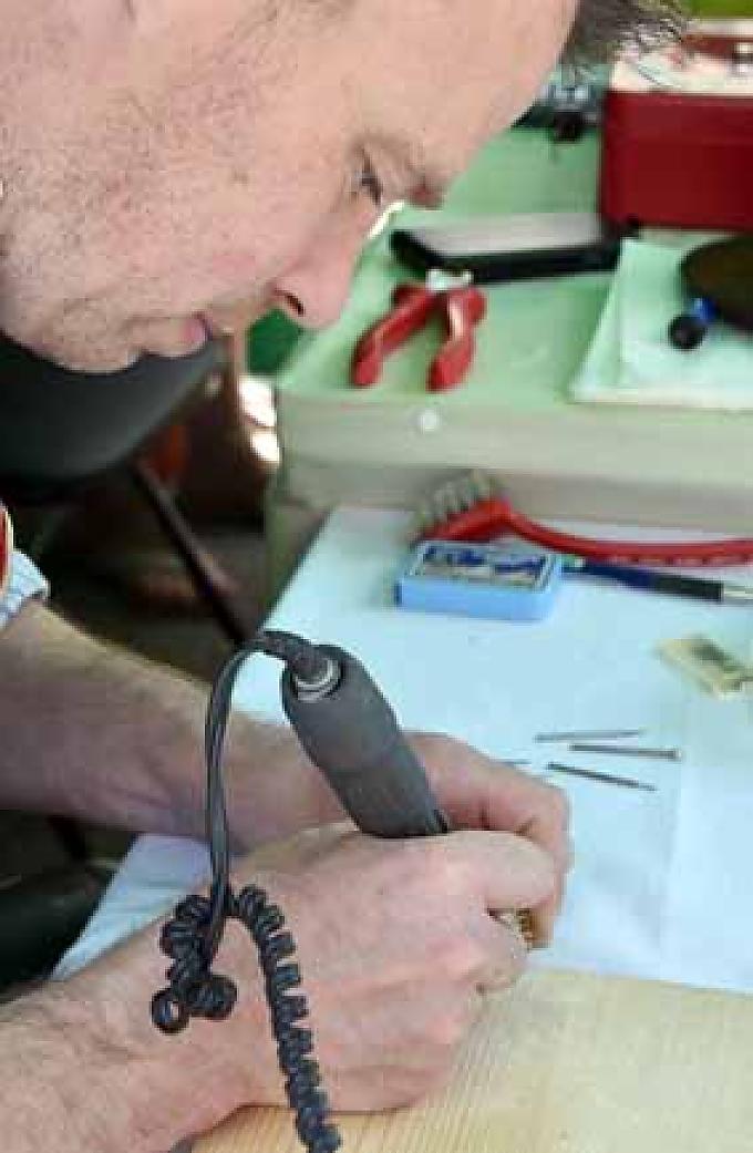 Markus Wimmer beim Herstellen eines Edelweißes.