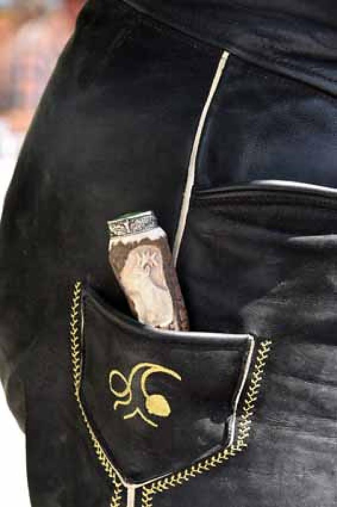 Markus Wimmer beim Herstellen eines Edelweißes.