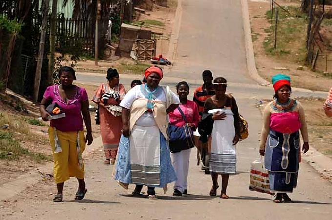Nozuko mit Freundinnen unterwegs in Blikkiesdorp