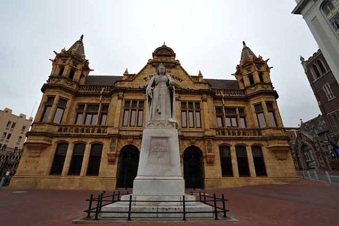 Vorfreude auf die Fußball-WM: Kinder blasen während einer Veranstaltung zur Auslosung der Gruppen in Trompeten