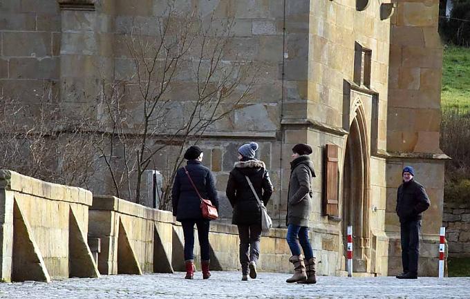 Wanderer auf Brücke