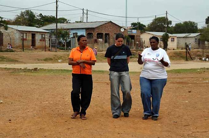 Siobhan (M.) unterwegs in Kleinskool, einem armseligen Township am Ostkap