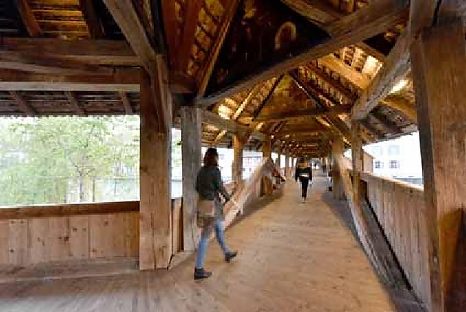 Auf den Tafeln tanzt der Tod