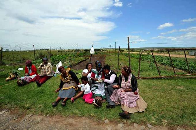 Die Frauen des „Old Age Center“ in Ilitha kochen Gemüse unter Anleitung ihrer Lehrerin Koleka Ralo (3.v.l.)