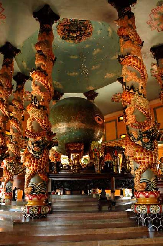 Das Auge des Cao Dai und die Weltkugel im Tempel