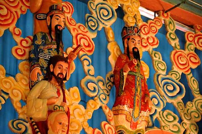  Relief über dem Auge Cao Dais zeigt links von oben nach unten: Konfuzius, Jesus und Laozi.
