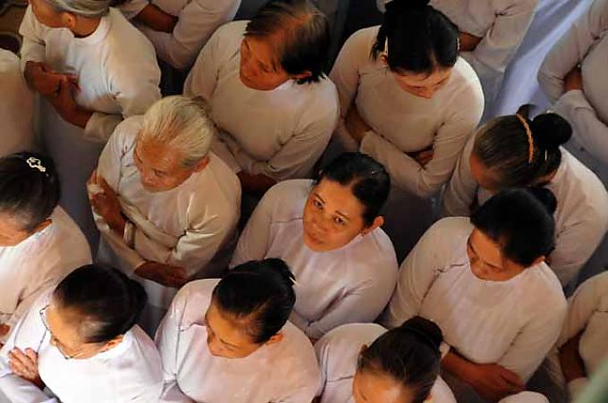  Relief über dem Auge Cao Dais zeigt links von oben nach unten: Konfuzius, Jesus und Laozi.