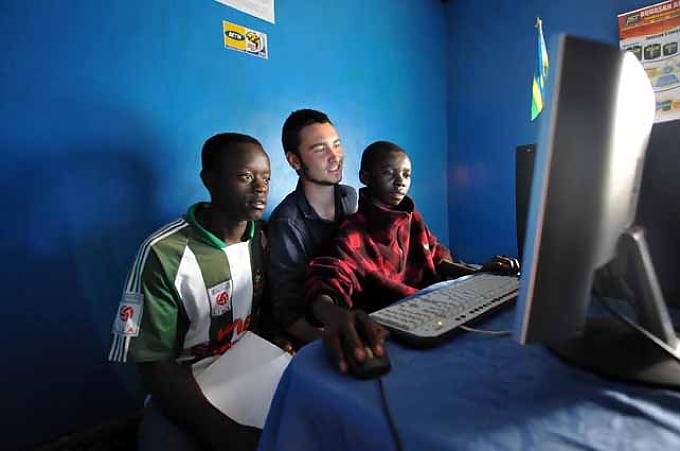 Chabani (15 Jahre), Otto und Tupac (13 Jahre) arbeiten am Computer