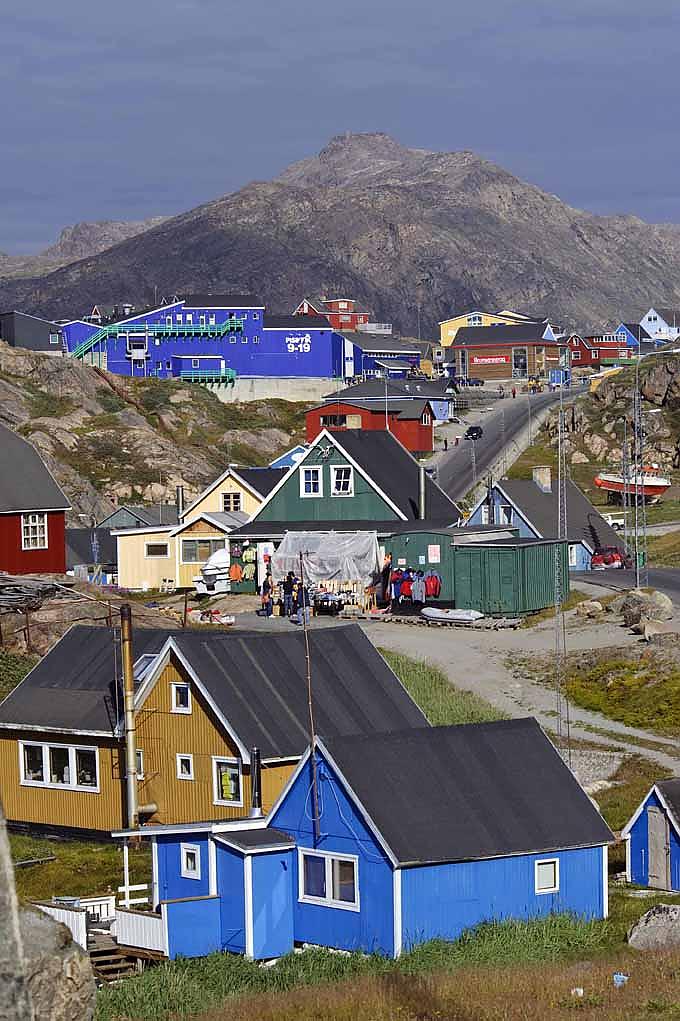 Typisch bunte Häuser in Sisimiut an der Westküste