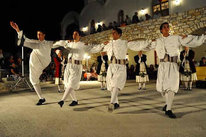 Junge Menschen, alte Tänze