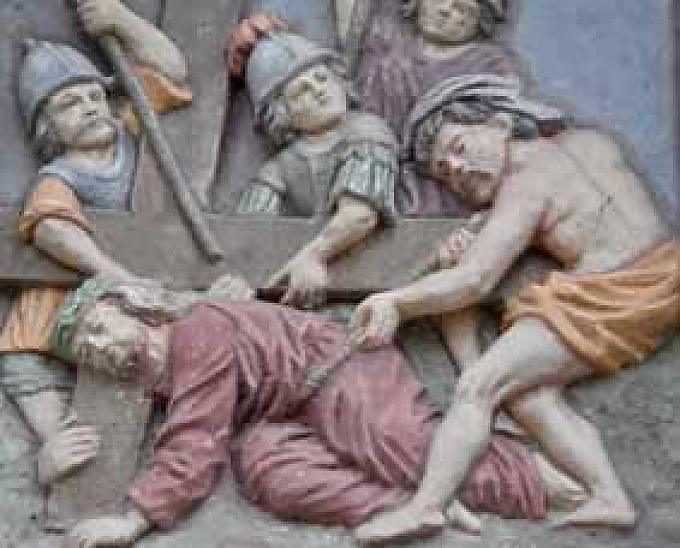 Jesus fällt unter dem Kreuz. 