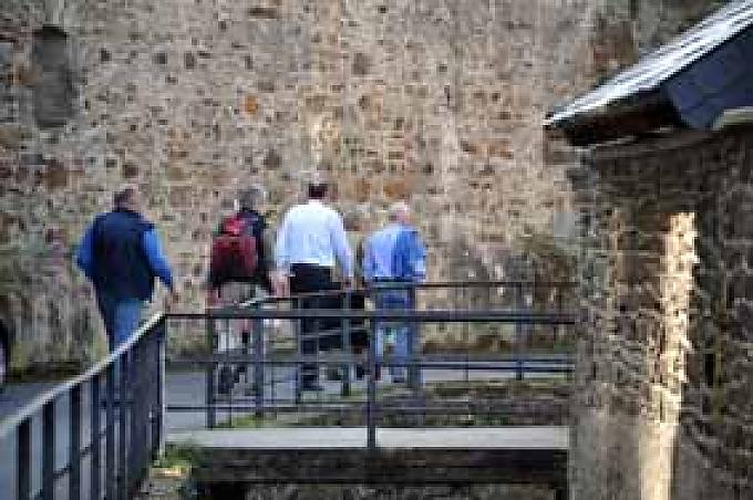 „Aus der Traube in die Tonne, aus der Tonne in das Faß, aus dem Faße dann o Wonne in die Flasche und das Glas.“