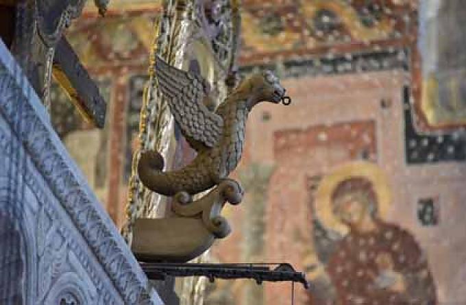 Pelikan an der Ikonostae in der Kirche “Panagia Ekatontapiliani“ im Hauptort Parikia auf Paros.