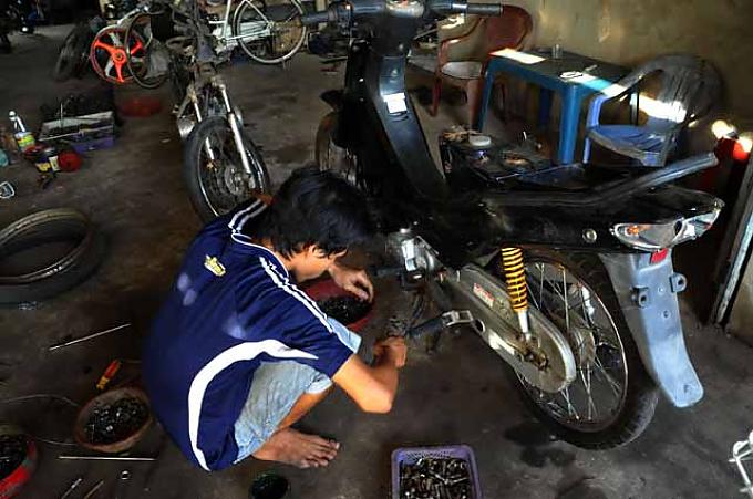 Kleinunternehmer Tran Duc Tuan in seiner Werkstatt