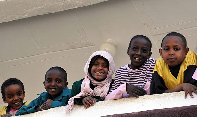 Erwartungsvoll schauen die Schulkinder zu Felix hinab.