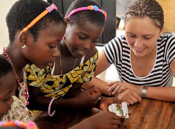 Von der Schulbank in Deutschland ans Lehrerpult in Afrika