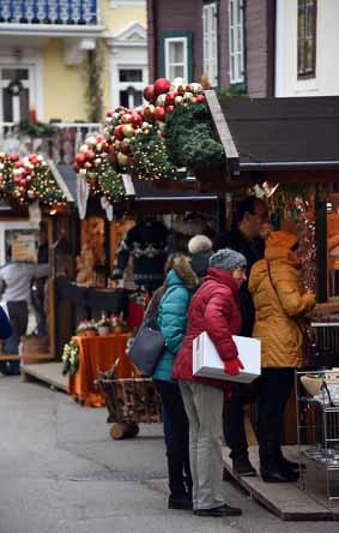 Besucher auf dem St. Gilgener Adventsmarkt