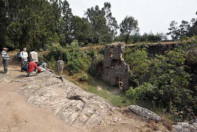 Kirchgang mit Kalaschnikow