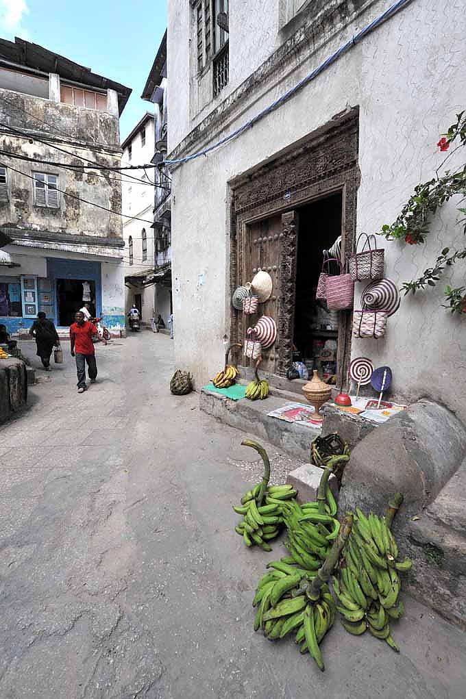 Holztür eines Geschäftes in Stonetown. 