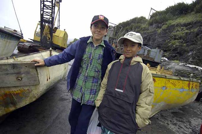 Kinder im Hafen von Tristan da Cunha