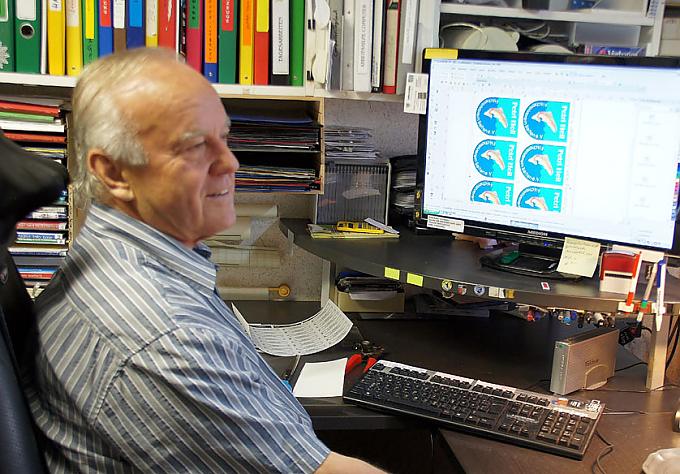 Joachim Wawersich bei der Arbeit am PC