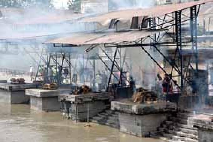 Der älteste Sohn umschreitet dann den Scheiterhaufen fünfmal im Uhrzeigersinn, entsprechend der heiligen Zahl fünf, die im Hinduismus die fünf Elemente Erde, Wasser, Feuer, Wind und Akasha, den Äther, repräsentiert. 