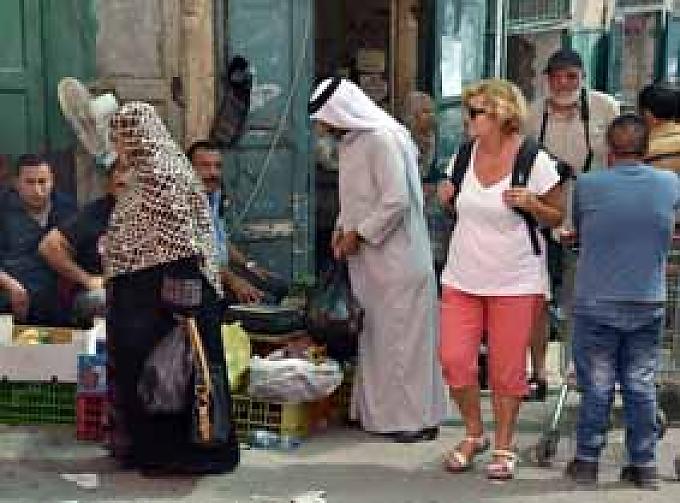 Straßenszene in Bethlehem mit Touristen.