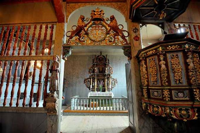 Innenansicht der Holzstabkirche in Ringebu